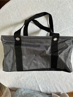 Thirty-one medium utility tote, black straps, barely used, ex condition